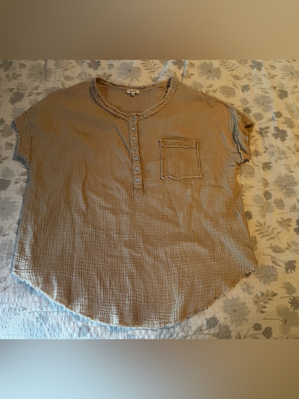 Relaxed Gauze Henley short Sleeve Tee in Tan